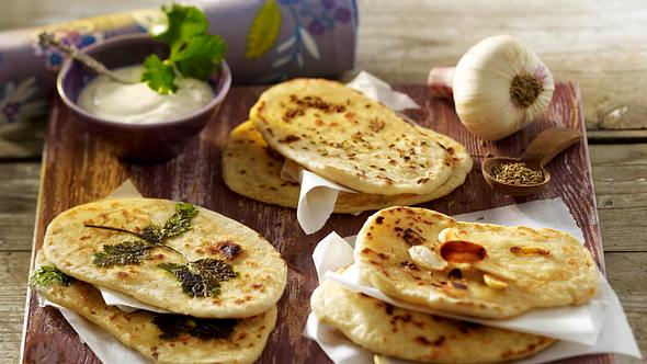 Indisches Naan-Brot aus der Pfanne mit Kümmel und Koriander zu Joghurt-Aioli Rezept - Foto: House of Food / Bauer Food Experts KG