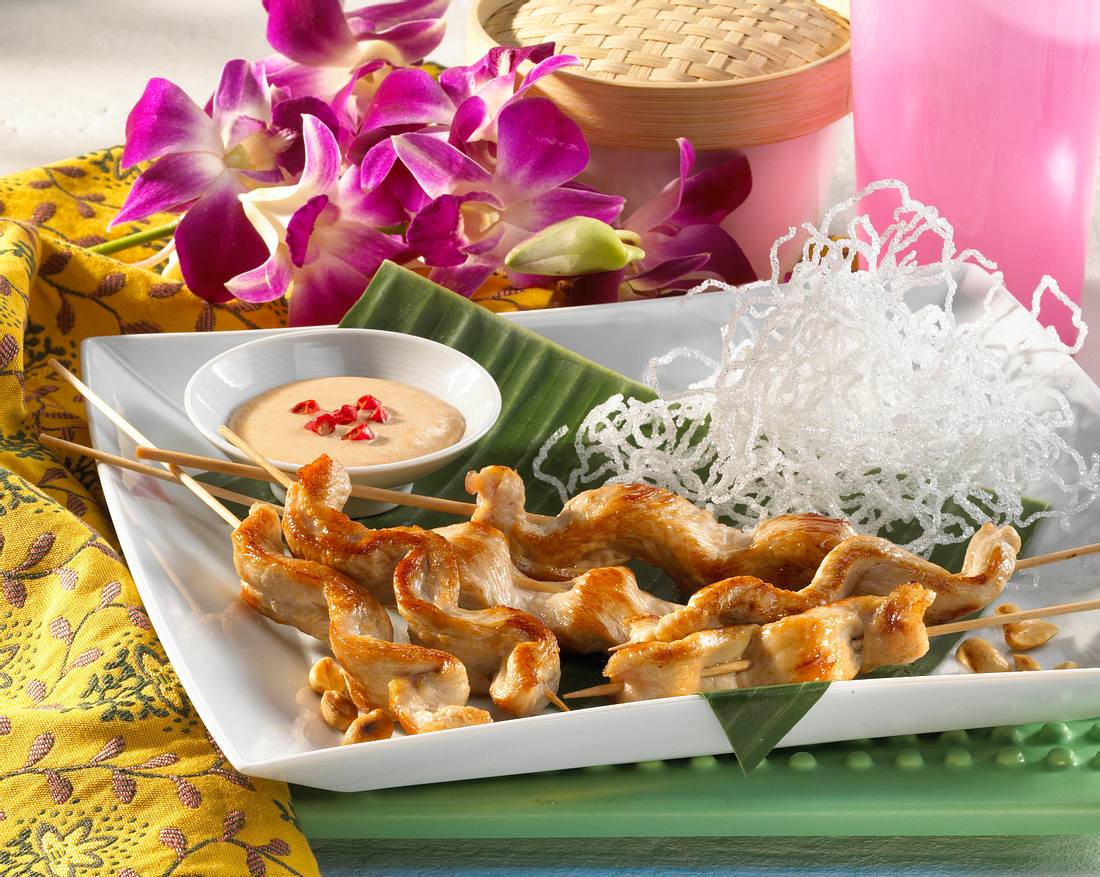 Indonesische Satéspieße mit Erdnuss-Soße und frittierten Glasnudeln ...