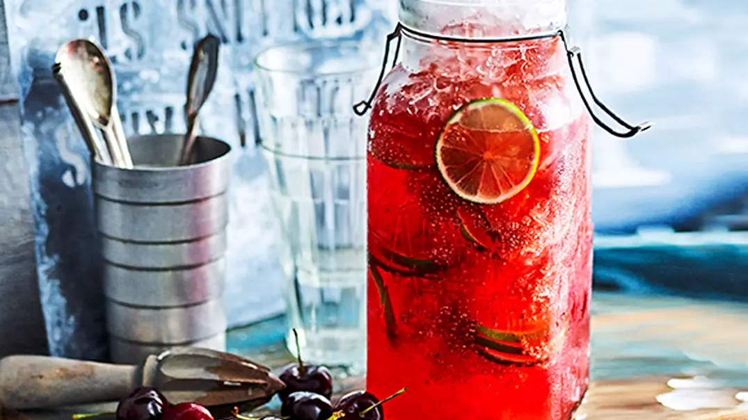 Infused Water - Spicy Berry Rezept - Foto: LECKER @ Bauer Media Group Infused Water - Spicy Berry Rezept - Foto: LECKER @ Bauer Media Group