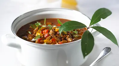 Ingrids Gulaschsuppe Rezept - Foto: LECKER @ Bauer Media Group Ingrids Gulaschsuppe Rezept - Foto: LECKER @ Bauer Media Group