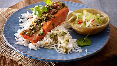 Ingwer-Chili-Lachs mit asiatischem Gurkensalat Rezept - Foto: House of Food / Bauer Food Experts KG