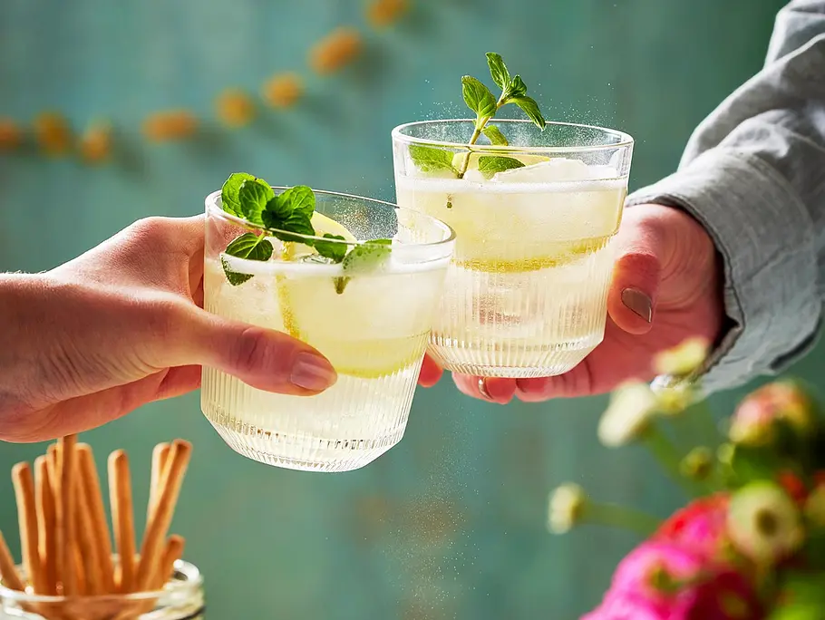 Ingwer-Spritz Rezept Zwei Personen stoßen mit je einem Glas Ingwer Spritz an