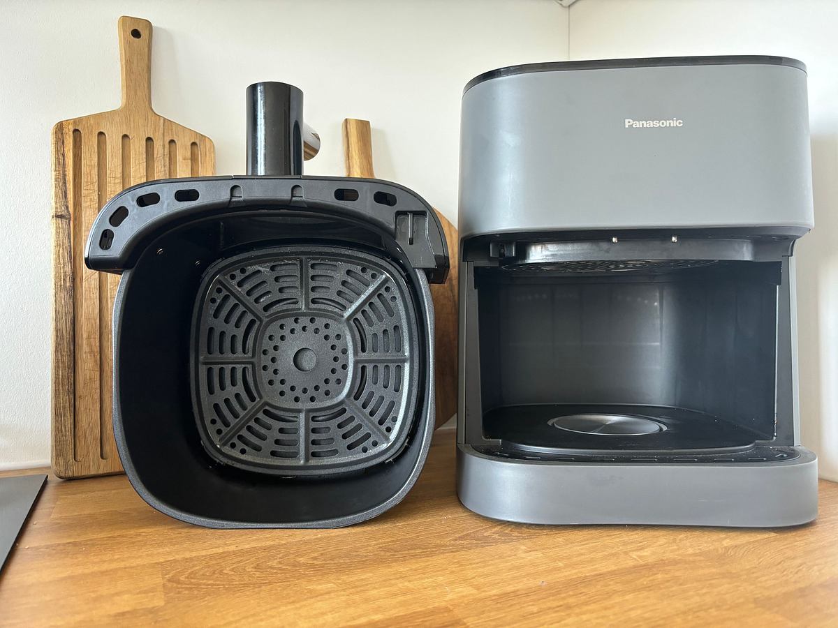 Der Airfryer von Panasonic, daneben die Garkammer in Frontansicht