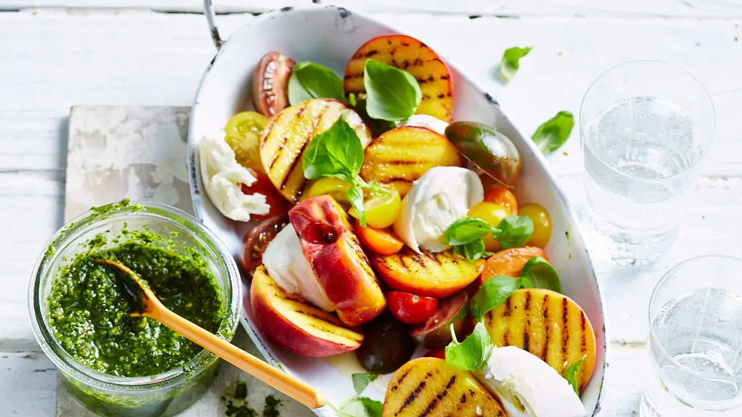 Insalata di pesche e formaggio: Pfirsich küsst Mozzarella Rezept - Foto: LECKER @ Bauer Media Group Insalata di pesche e formaggio: Pfirsich küsst Mozzarella Rezept - Foto: LECKER @ Bauer Media Group
