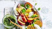 Insalata di pesche e formaggio: Pfirsich küsst Mozzarella Rezept - Foto: House of Food / Bauer Food Experts