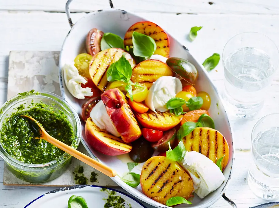 Insalata di pesche e formaggio: Pfirsich küsst Mozzarella Rezept Insalata di pesche e formaggio: Pfirsich küsst Mozzarella Rezept