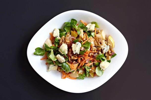 Insalata pera e noce Rezept