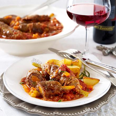 Involtini di manzo alla romana (Rinderrouladen auf römische Art in Tomatensoße) Rezept