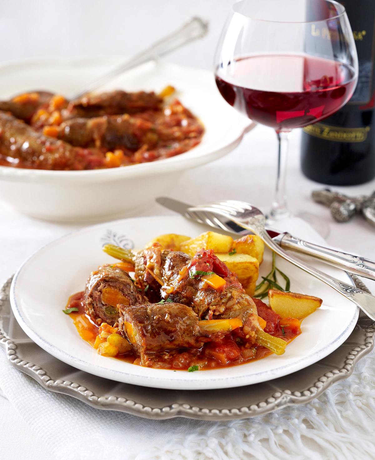 Involtini di manzo alla romana (Rinderrouladen auf römische Art in Tomatensoße) Rezept