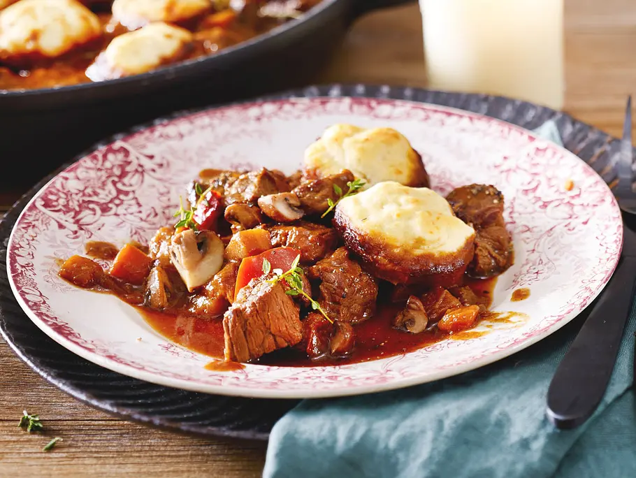Irisches Rindergulasch mit Parmesan-Dumplings Rezept Irisches Rindergulasch mit Parmesan-Dumplings Rezept