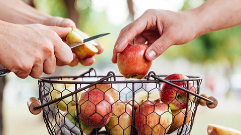 Hände und Äpfel - Foto: iStock/cometary