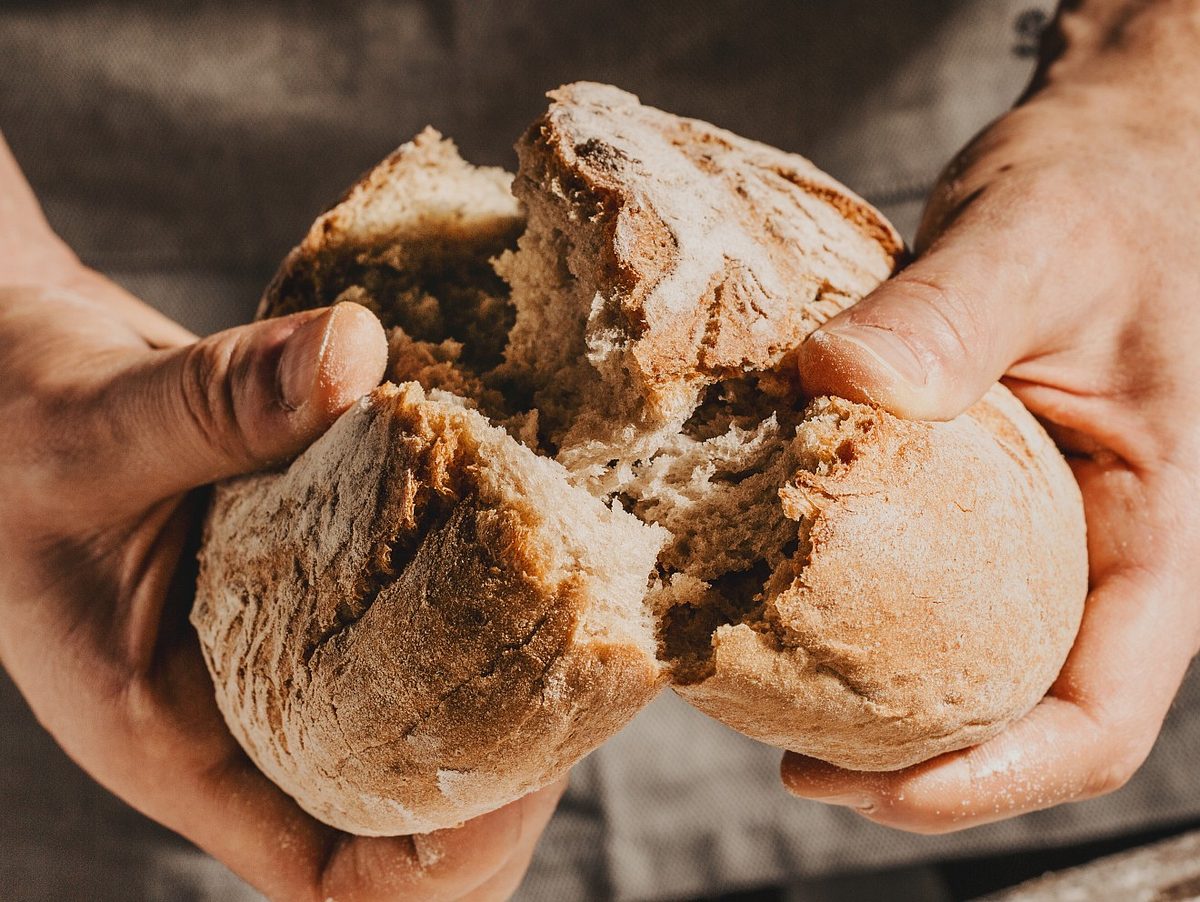 Brot und Hände