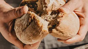 Brot und Hände - Foto: iStock/nerudol Brot und Hände - Foto: iStock/nerudol