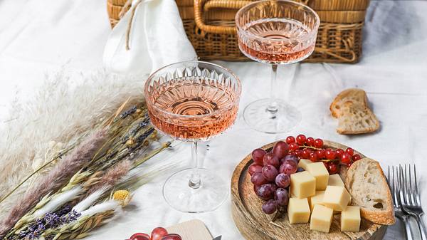 Alkoholfreier Wein - Foto: iStock/MelanieMaya