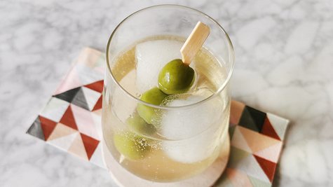 Italicus Spritz mit Oliven-Deko - Foto: LECKER.de