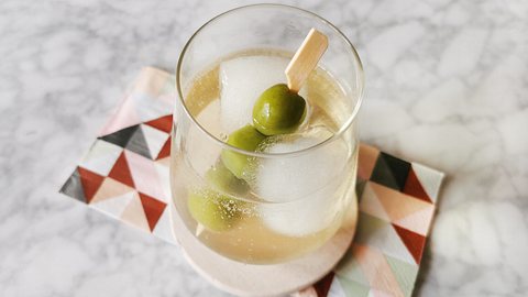 Italicus-Spritz mit Eiswürfeln und Oliven-Spieß - Foto: LECKER.de