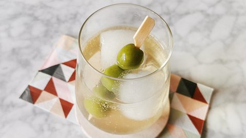 Italicus Spritz mit Oliven-Deko - Foto: LECKER.de
