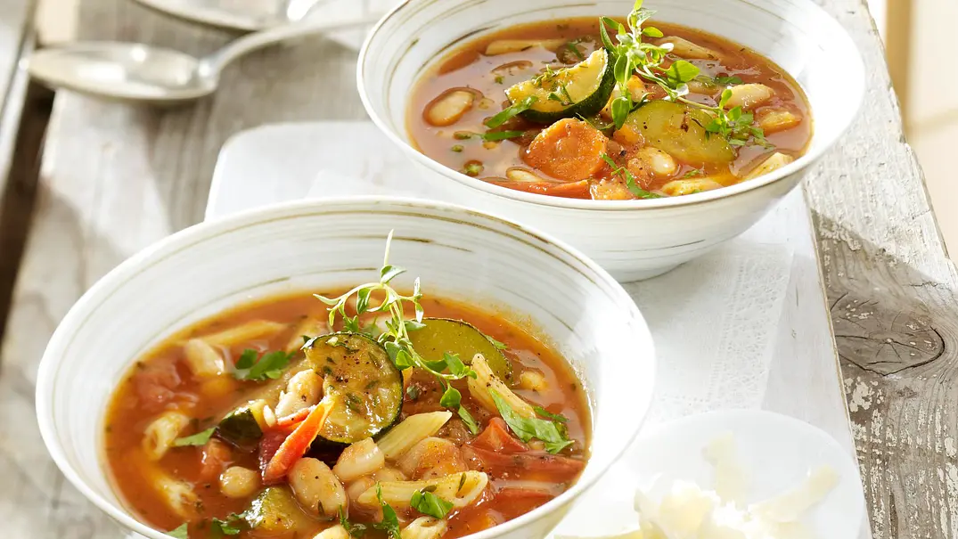 Italienische Gemüse-Nudelsuppe Rezept - Foto: LECKER @ Bauer Media Group Italienische Gemüse-Nudelsuppe Rezept - Foto: LECKER @ Bauer Media Group