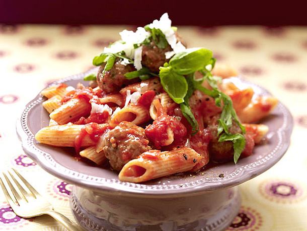 Italienische Hackbällchen auf Penne amatriciana Rezept Italienische Hackbällchen auf Penne amatriciana Rezept