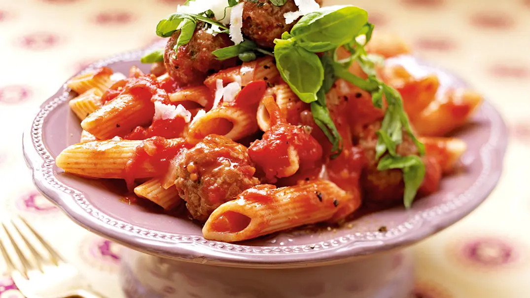 Italienische Hackbällchen auf Penne amatriciana Rezept - Foto: LECKER @ Bauer Media Group Italienische Hackbällchen auf Penne amatriciana Rezept - Foto: LECKER @ Bauer Media Group