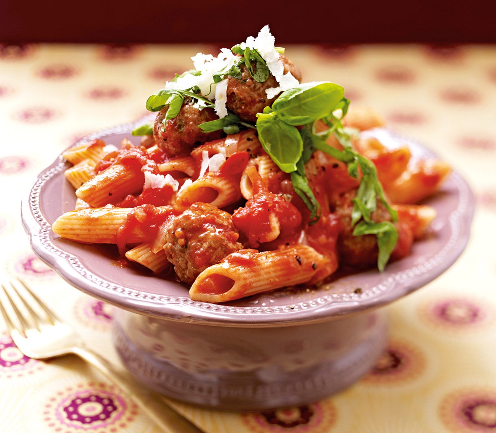 Italienische Hackbällchen auf Penne amatriciana Rezept | LECKER