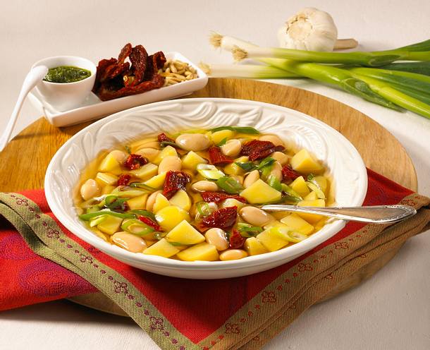 Italienische Kartoffelsuppe mit Pesto Rezept Italienische Kartoffelsuppe mit Pesto Rezept