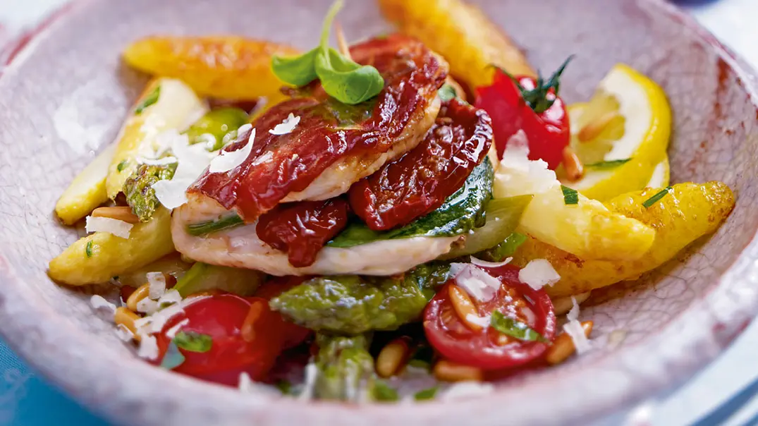 Italienische Spargelpfanne mit Parma-Putenschnitzelchen und Gemüsesalat Rezept - Foto: LECKER @ Bauer Media Group