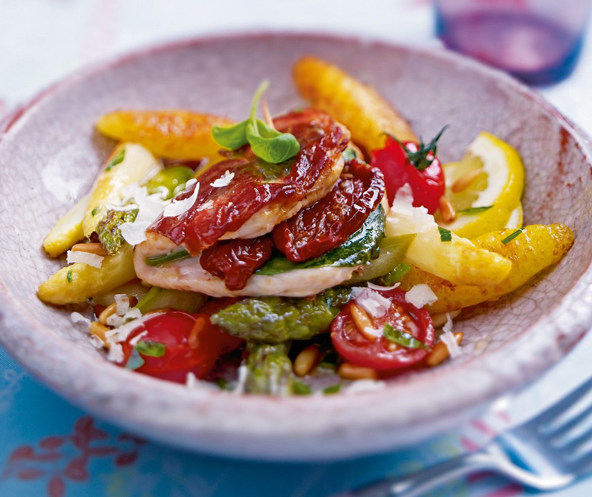 Italienische Spargelpfanne mit Parma-Putenschnitzelchen und Gemüsesalat Rezept