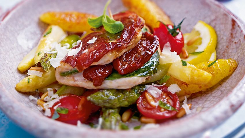 Italienische Spargelpfanne mit Parma-Putenschnitzelchen und Gemüsesalat Rezept - Foto: House of Food / Bauer Food Experts KG