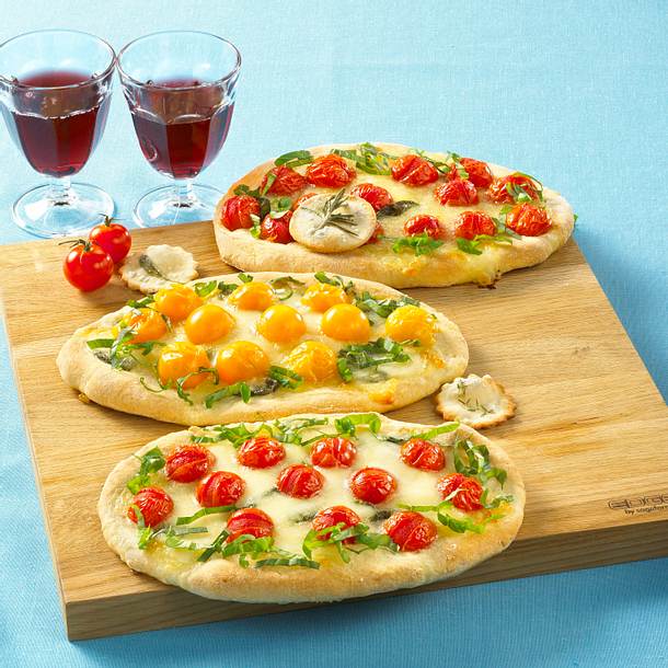 Italienische Tomaten-Mozzarella-Pizza Rezept Italienische Tomaten-Mozzarella-Pizza Rezept