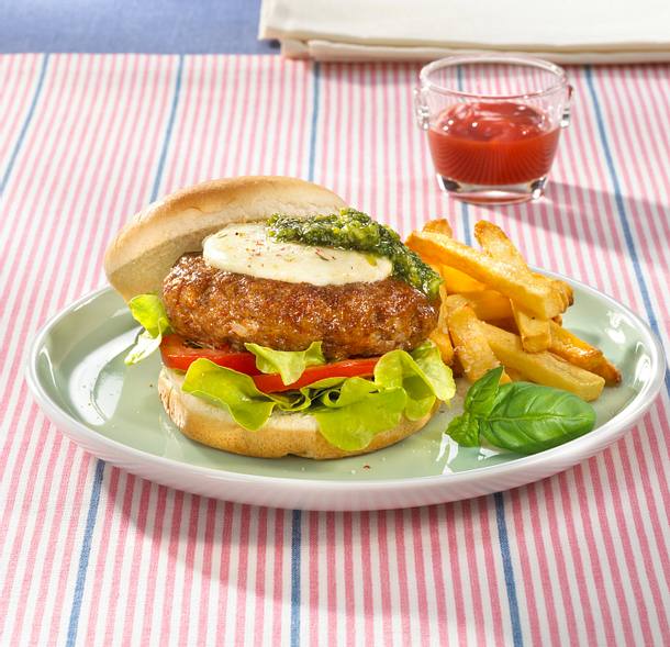 Italienischer Beefburger mit Pesto Rezept Italienischer Beefburger mit Pesto Rezept
