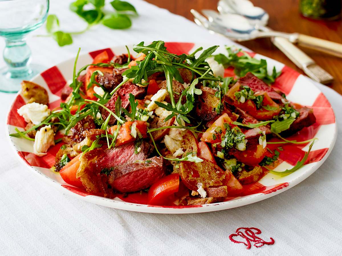 Italienischer Brotsalat alla caprese mit Steakstreifen und Kräuteröl Rezept