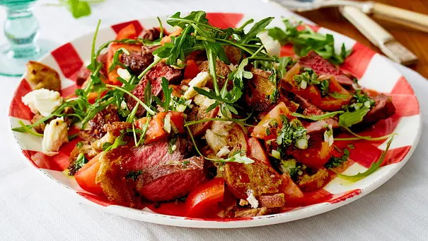 Italienischer Brotsalat alla caprese mit Steakstreifen und Kräuteröl Rezept - Foto: LECKER @ Bauer Media Group Italienischer Brotsalat alla caprese mit Steakstreifen und Kräuteröl Rezept - Foto: LECKER @ Bauer Media Group