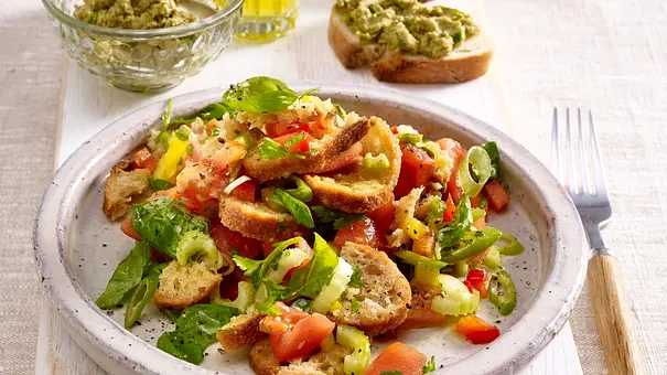 Italienischer Brotsalat und Oliventapenade auf Ciabatta Rezept - Foto: LECKER @ Bauer Media Group Italienischer Brotsalat und Oliventapenade auf Ciabatta Rezept - Foto: LECKER @ Bauer Media Group