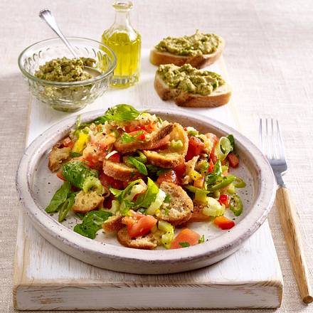 Italienischer Brotsalat und Oliventapenade auf Ciabatta Rezept Italienischer Brotsalat und Oliventapenade auf Ciabatta Rezept