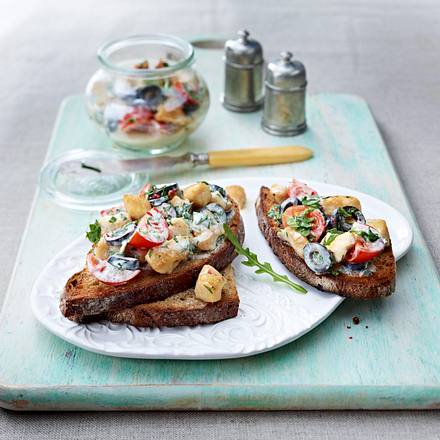 Italienischer Geflügelsalat auf Röstbrot Rezept Italienischer Geflügelsalat auf Röstbrot Rezept