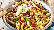 Italienischer Nudelsalat mit getrockneten Tomaten und Parmesan - Foto: House of Food / Bauer Food Experts KG Italienischer Nudelsalat mit getrockneten Tomaten und Parmesan - Foto: House of Food / Bauer Food Experts KG