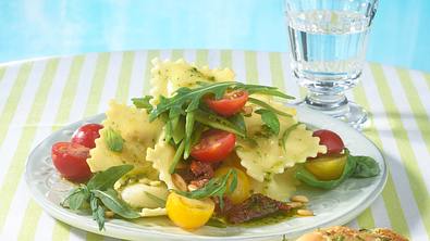 Italienischer Raviolisalat mit Parmesansticks Rezept - Foto: LECKER @ Bauer Media Group