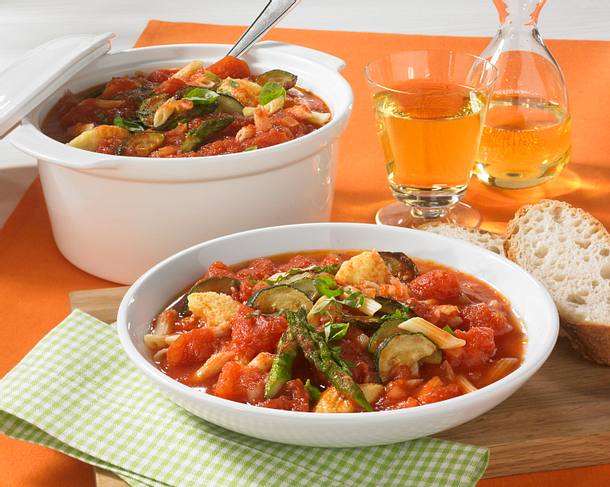 Italienischer Tomateneintopf mit Parmesanklößchen Rezept Italienischer Tomateneintopf mit Parmesanklößchen Rezept