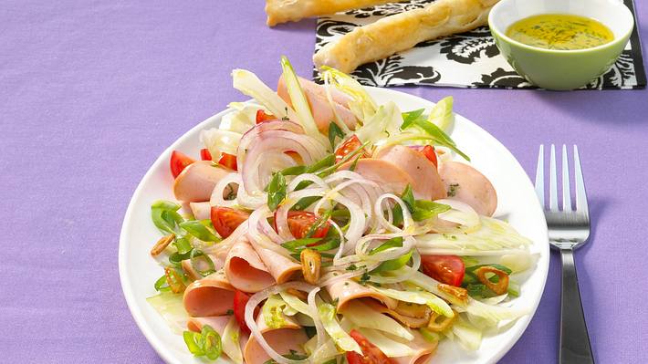 Italienischer Wurstsalat mit Knoblauch-Grissini Rezept - Foto: Först, Thomas