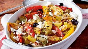 Mediterranes Ofengemüse mit Paprika, Kartoffeln, Oliven und Feta, angerichtet in einer weißen Auflaufform. - Foto: House of Food / Bauer Food Experts KG