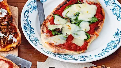 Italienisches Pizza-Naan-Brot Rezept - Foto: LECKER @ Bauer Media Group