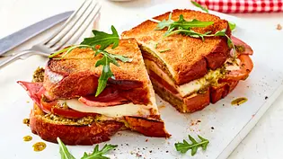 Italienisches Tomaten-Pesto-Sandwich - Foto: LECKER @ Bauer Media Group