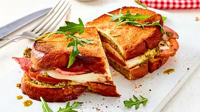Italienisches Tomaten-Pesto-Sandwich - Foto: LECKER @ Bauer Media Group