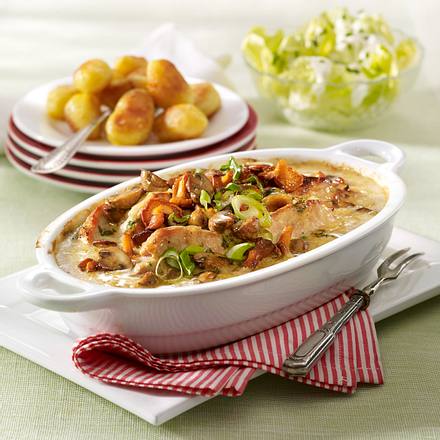 Jägerschnitzel-Auflauf mit Röstkartoffeln und grünem Salat Rezept Jägerschnitzel-Auflauf mit Röstkartoffeln und grünem Salat Rezept