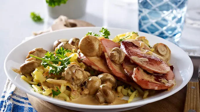 Jäger-Pilzpfanne mit Spätzle Rezept - Foto: LECKER @ Bauer Media Group Jäger-Pilzpfanne mit Spätzle Rezept - Foto: LECKER @ Bauer Media Group