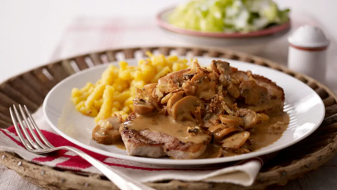 Jägerschnitzel mit Butterspätzle Rezept - Foto: LECKER @ Bauer Media Group Jägerschnitzel mit Butterspätzle Rezept - Foto: LECKER @ Bauer Media Group