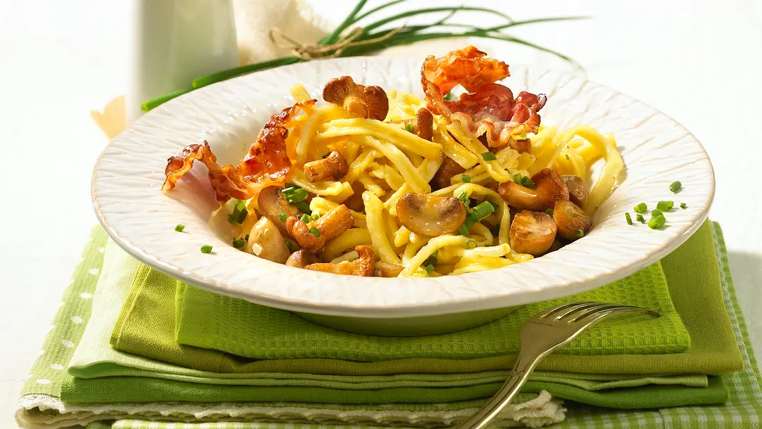 Jägerspätzle mit Schnittlauch und Speck Rezept - Foto: LECKER @ Bauer Media Group Jägerspätzle mit Schnittlauch und Speck Rezept - Foto: LECKER @ Bauer Media Group