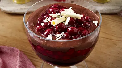Jagertee-Pudding zu Zimt-Kirschen Rezept - Foto: LECKER @ Bauer Media Group