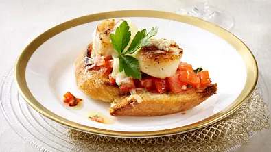 Jakobsmuscheln mit Tomaten auf Crostini - Foto: LECKER @ Bauer Media Group